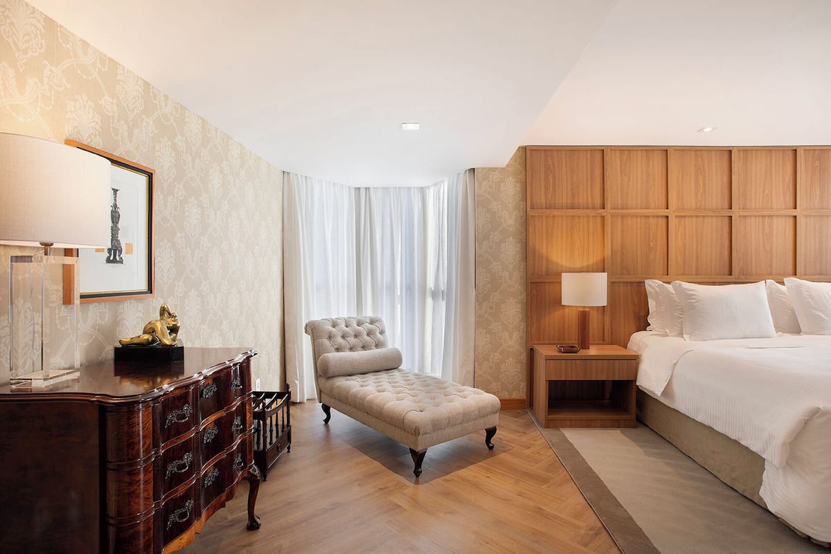 Luxo com Cama Casal | 1 soveværelse, minibar, pengeskab på værelset, skrivebord