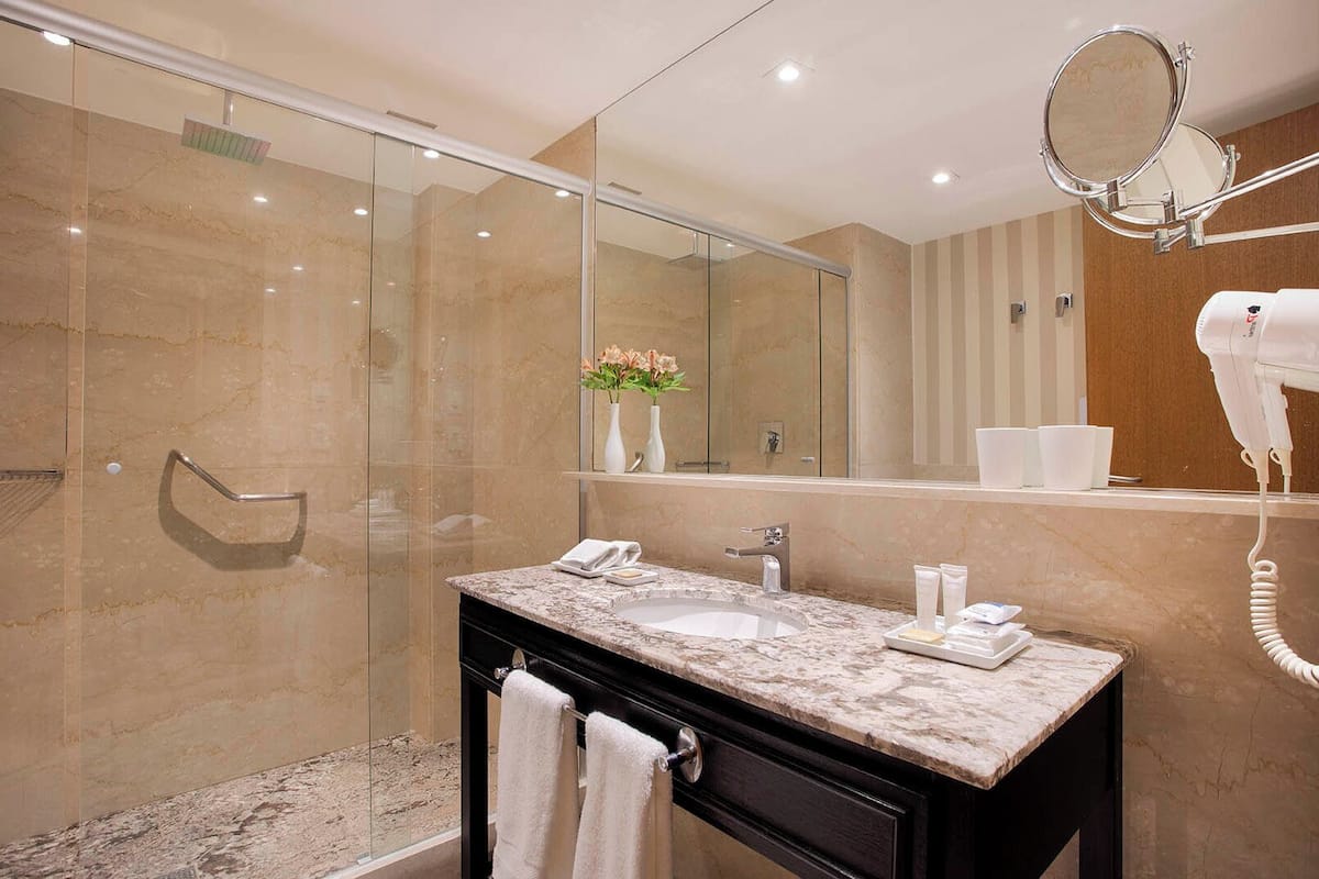 Deluxe-værelse | Badeværelse | Bruser, hårtørrer, hjemmesko, håndklæder