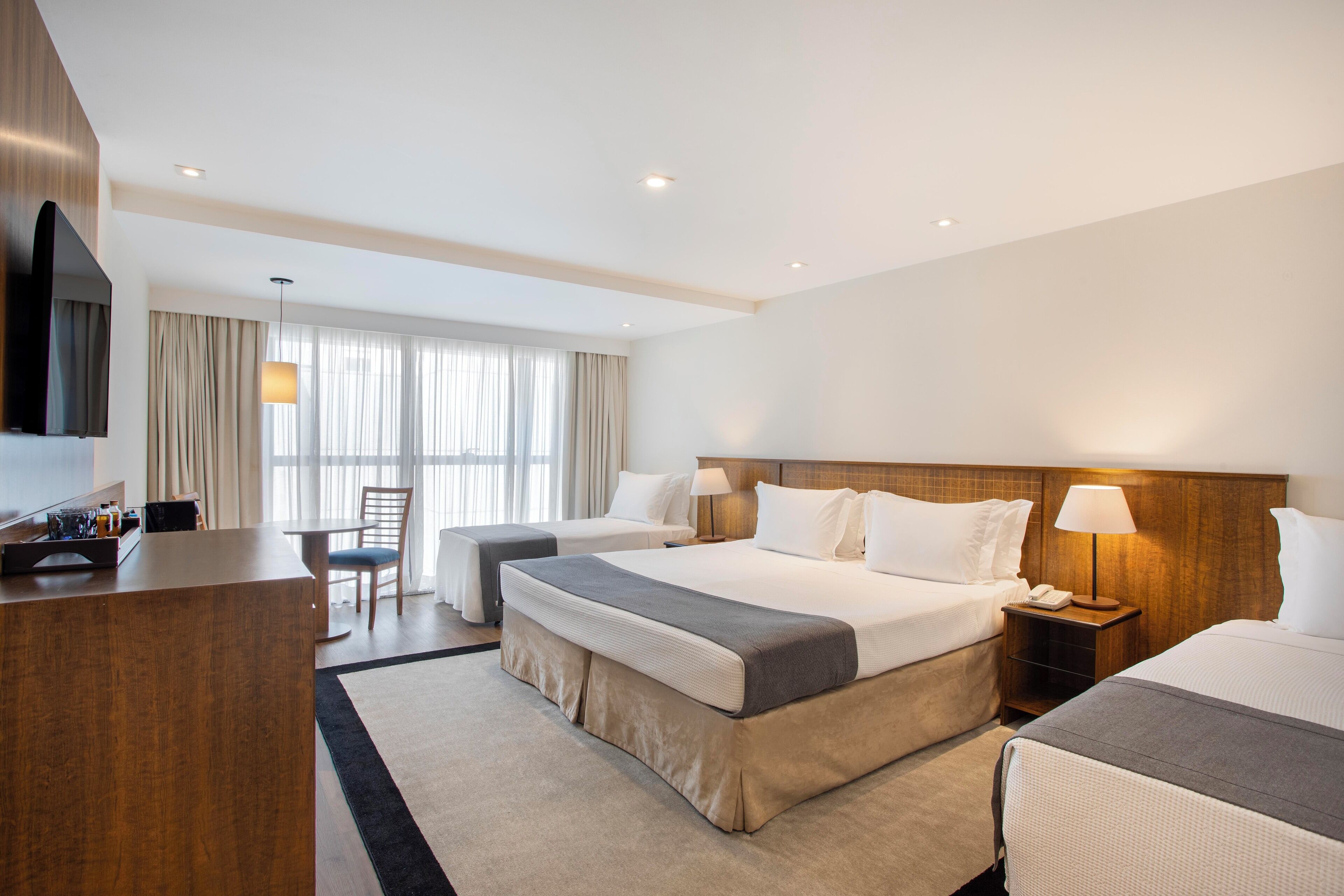 Executive-huone | Minibaari, tallelokero huoneessa, työpöytä