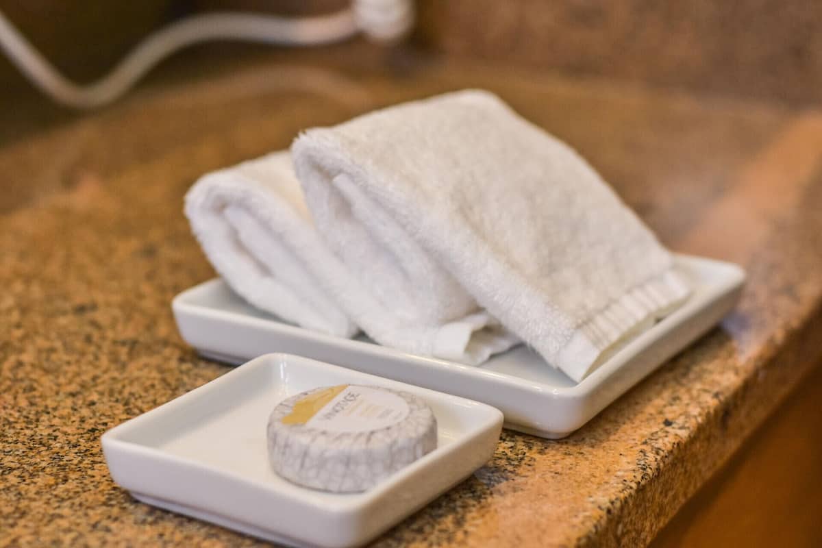 Faciliteter på badeværelset | Bruser, hårtørrer, hjemmesko, håndklæder