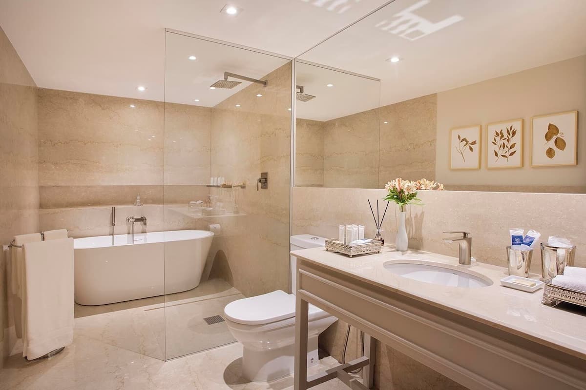 Luxo com Cama Casal | Badeværelse | Bruser, hårtørrer, hjemmesko, håndklæder