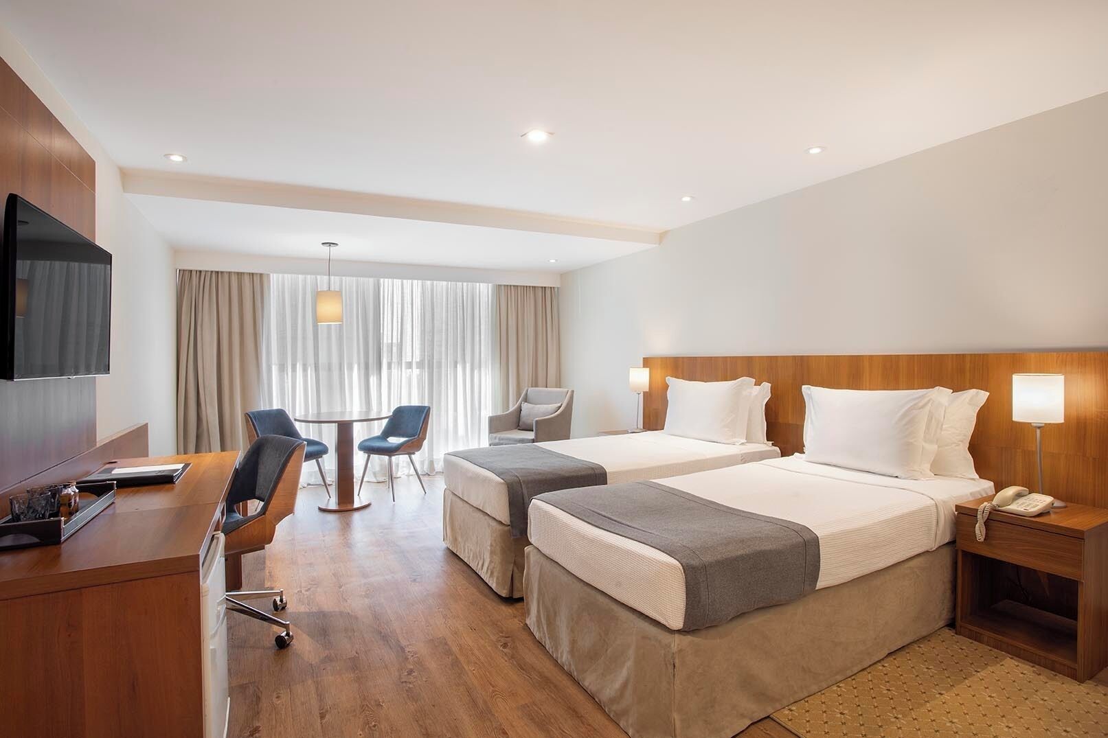 Minibaari, tallelokero huoneessa, työpöytä