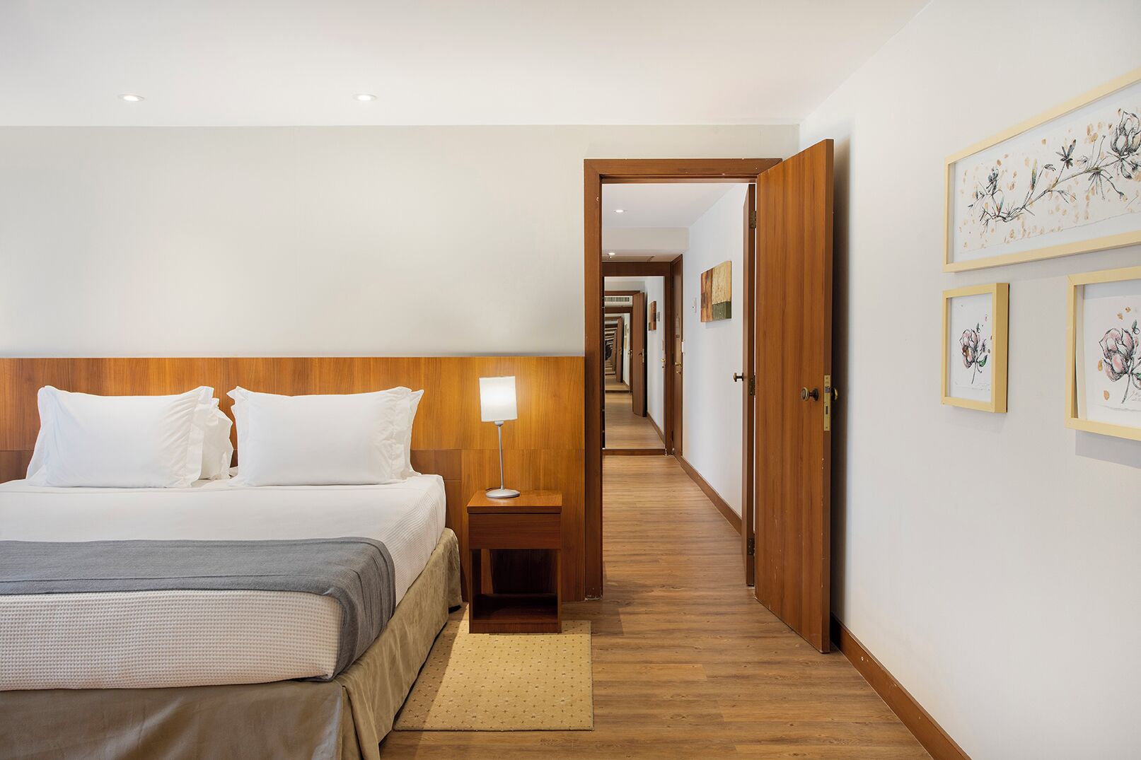 Perhehuone | Minibaari, tallelokero huoneessa, työpöytä