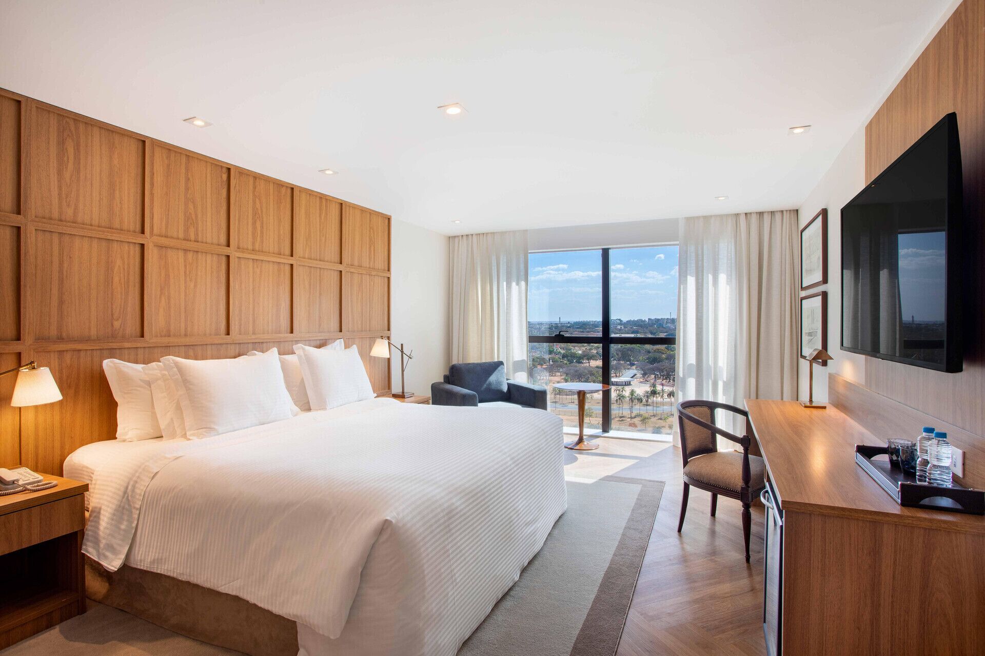 Minibar, két bảo mật tại phòng, bàn 