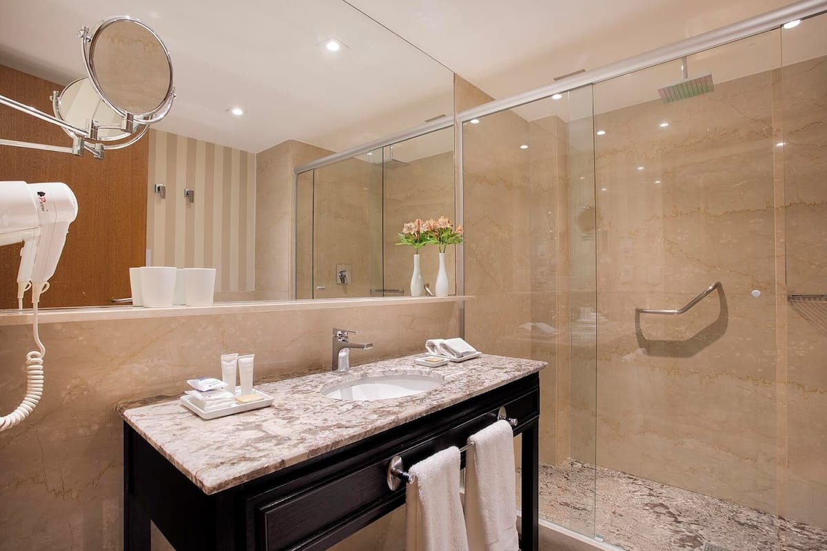 Bruser, hårtørrer, hjemmesko, håndklæder