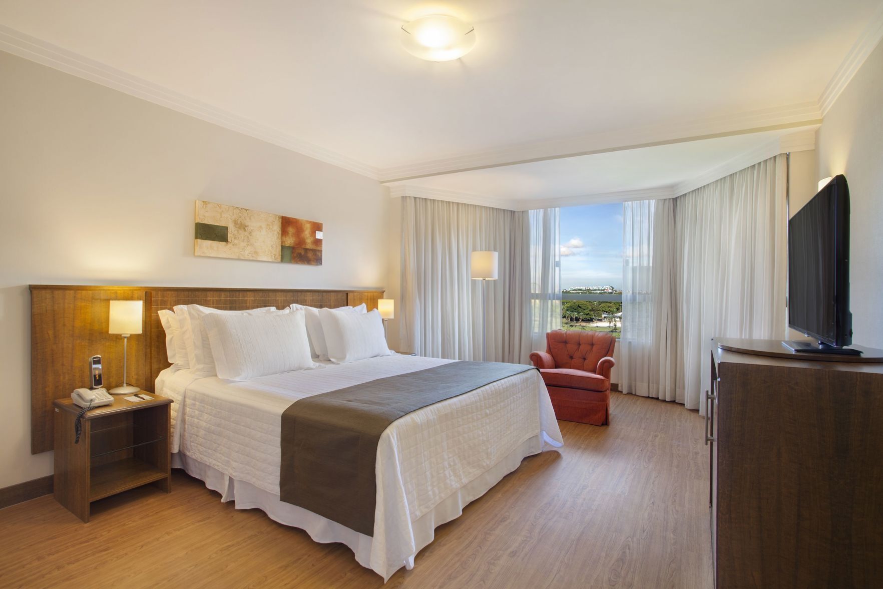 Minibaari, tallelokero huoneessa, työpöytä