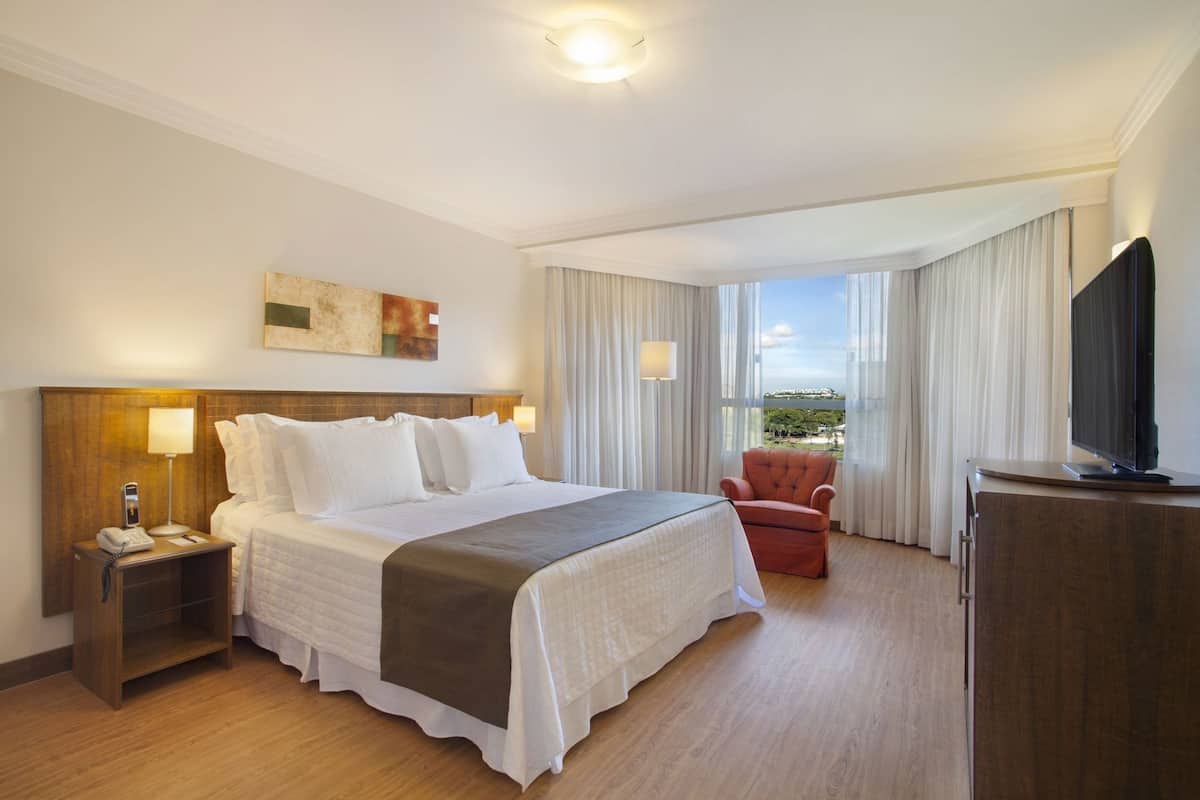 Minibar, caja de seguridad en la habitación y escritorio