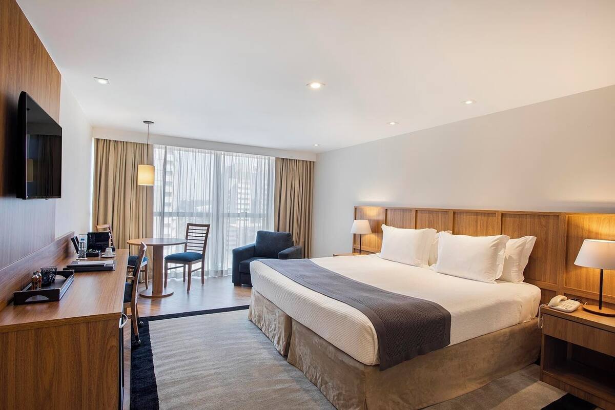 Luxo com Cama Casal | Minibar, in-room safe, desk, laptop workspace