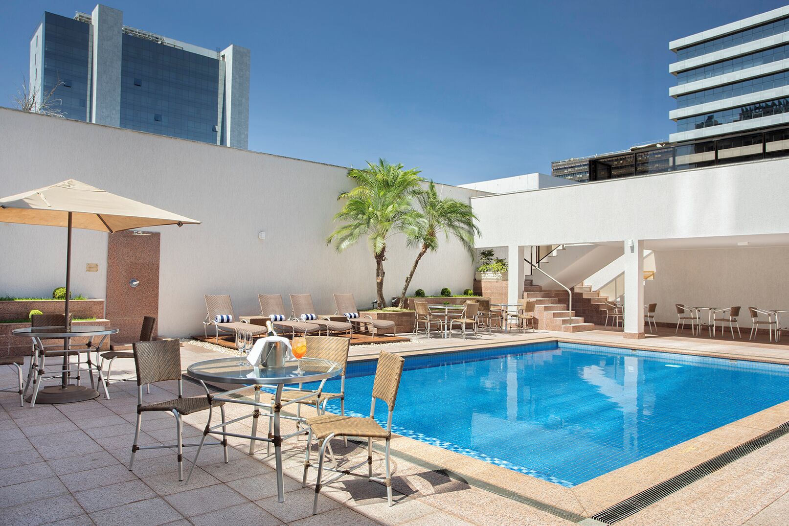 Piscina a l'aire lliure i gandules 