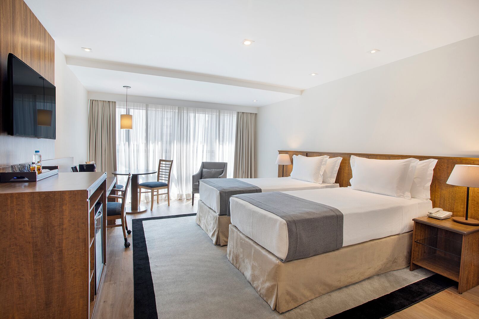 Suihku, hiustenkuivaaja, tohvelit, pyyhkeet