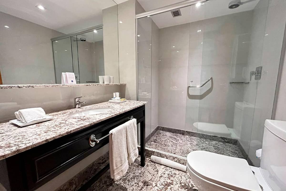 Badeværelse | Bruser, hårtørrer, hjemmesko, håndklæder