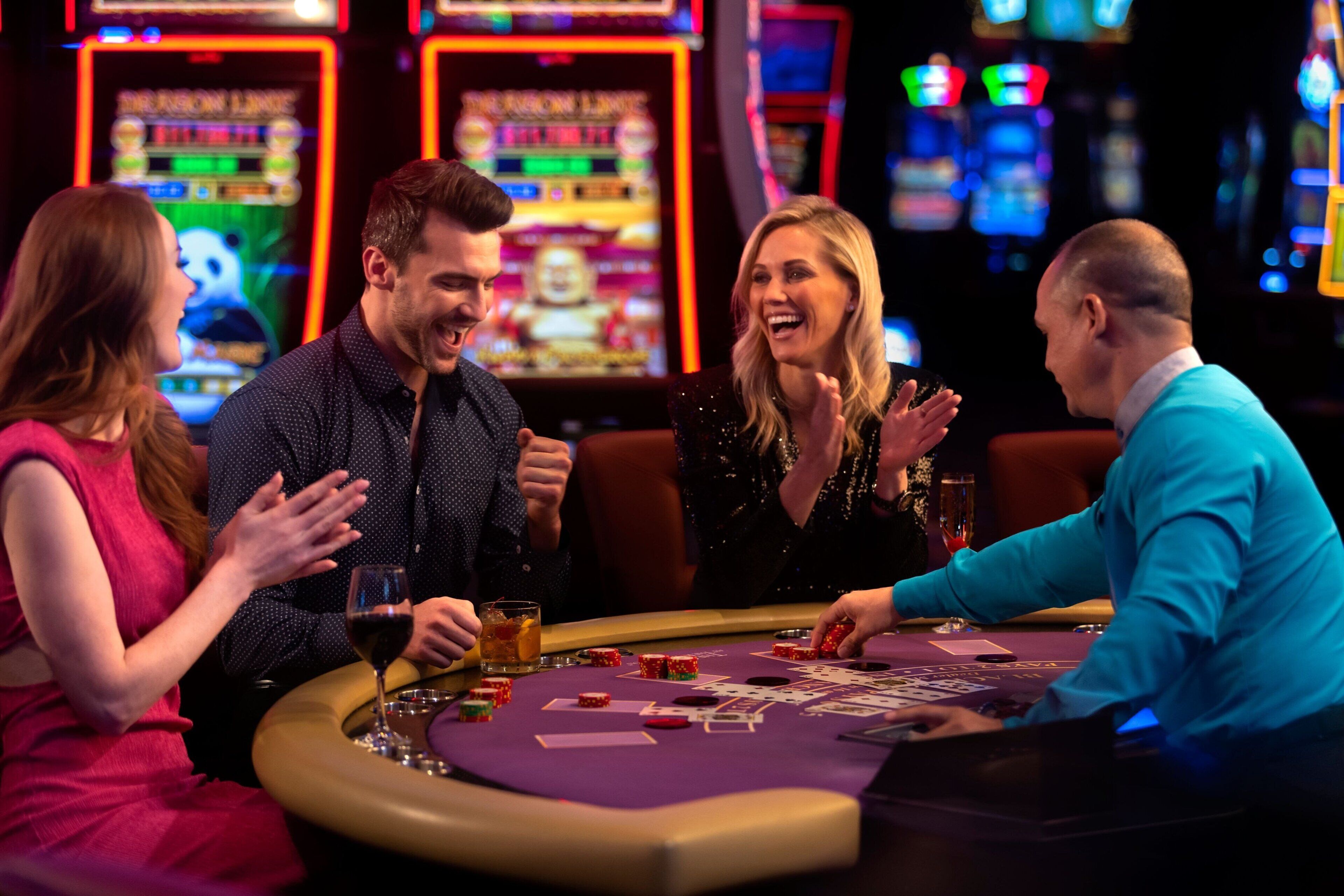 Un casino comprenant une table de blackjack, plusieurs machines à sous et un bar.