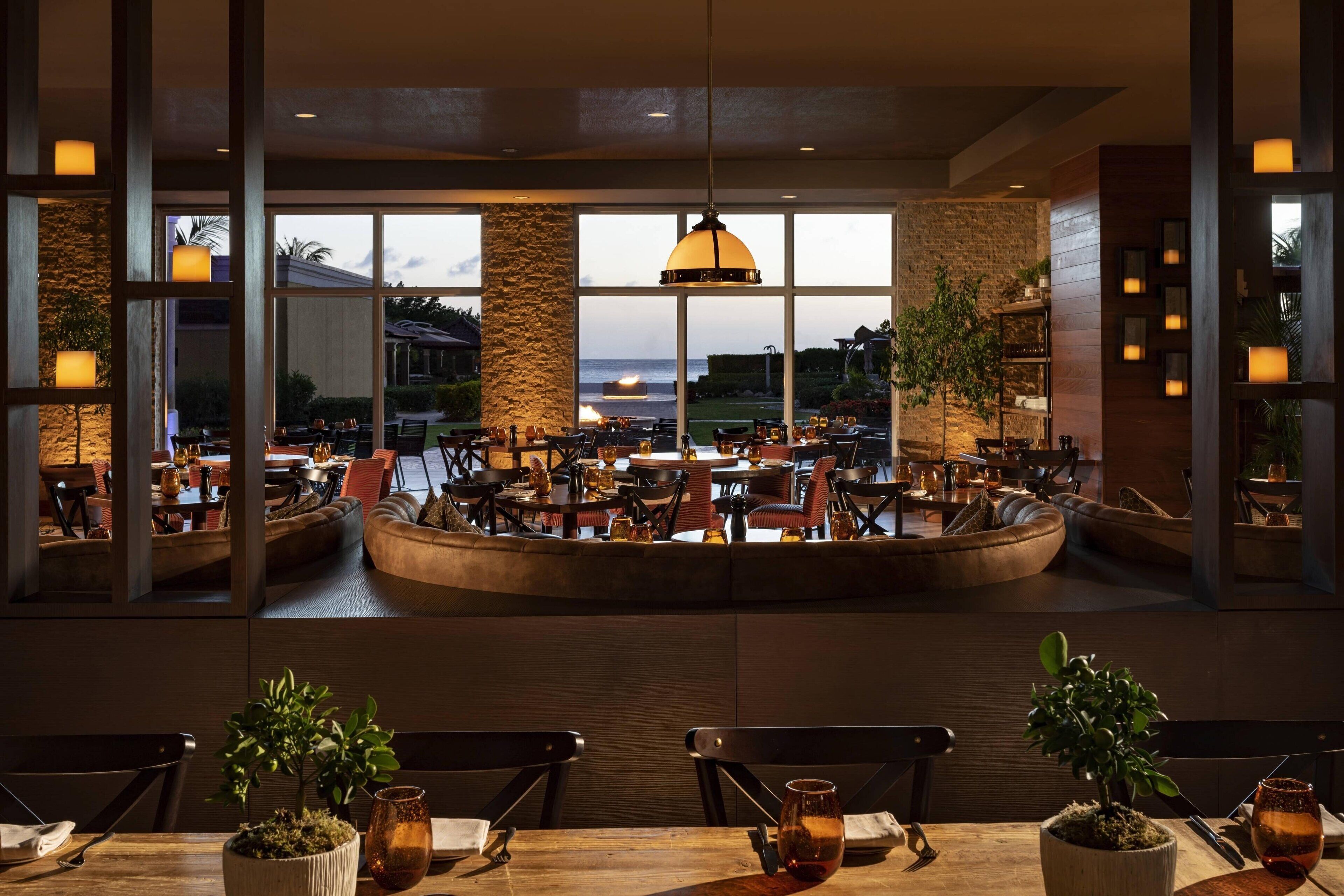 4 restaurantes; se sirve desayuno, almuerzo y cena; cocina italiana