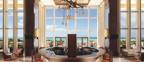 3 bars/lounges, een poolbar