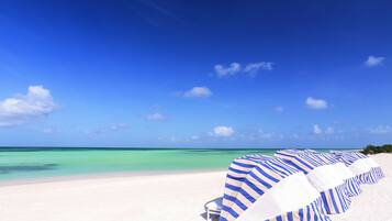 En la playa, arena blanca, kayak