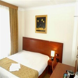 Double Room, Ensuite | In-room safe, desk, iron/ironing board - Camden Town Hotel (London)