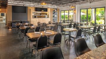 Se ofrece un desayuno completo todos los días (por un coste adicional)