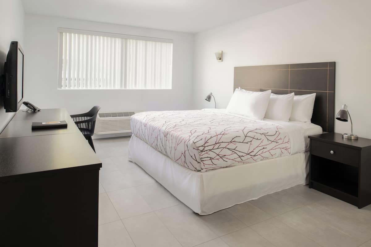 Standard King Room | 1 habitación, camas con pillow-top y caja de seguridad en la habitación