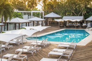 Piscina externa, funciona das 6h às 22h, barracas de cortesia