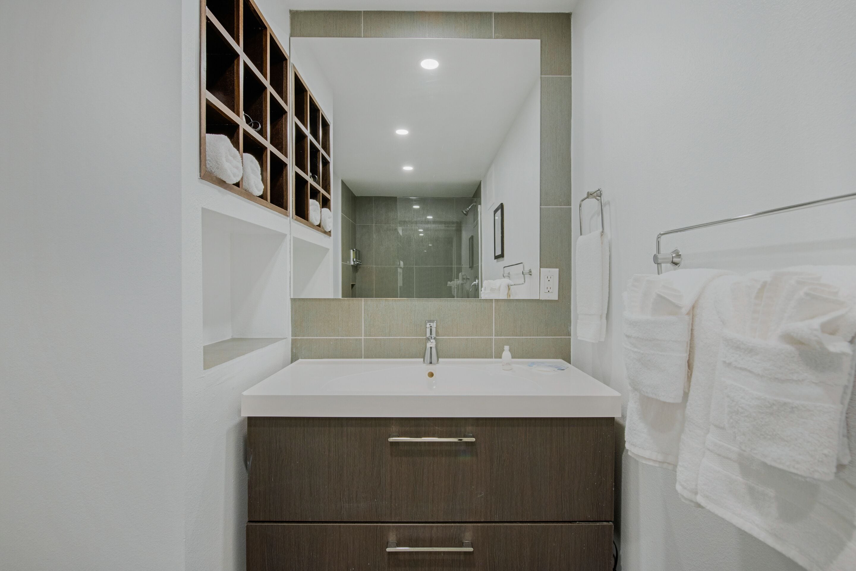 deluxe king room | bathroom | shower, hair dryer, towels