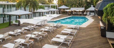 Ulkouima-allas avoinna 8.00–22.00, ilmaisia cabañoita, aurinkovarjoja