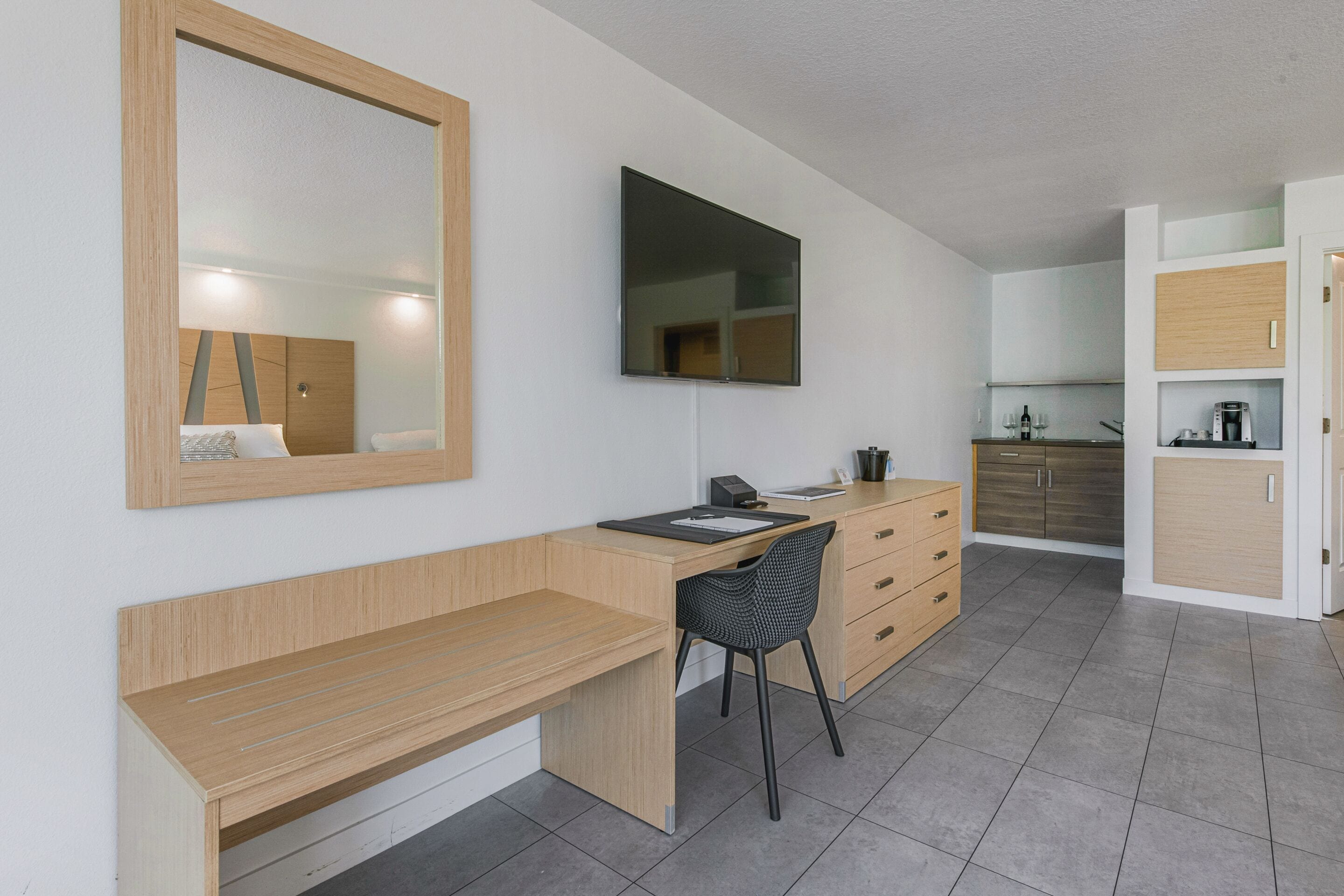 deluxe king room | 1 bedroom, pillow-top beds, in-room safe, desk