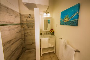Apartamento, 1 habitación | Baño | Ducha, secador de pelo, toallas y jabón