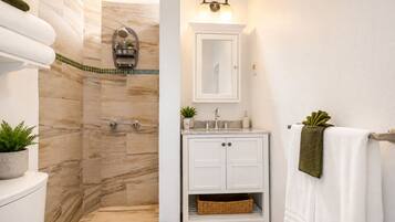 Apartamento, 1 quarto | Banheiro | Chuveiro, secador de cabelo, toalhas de banho, sabonete