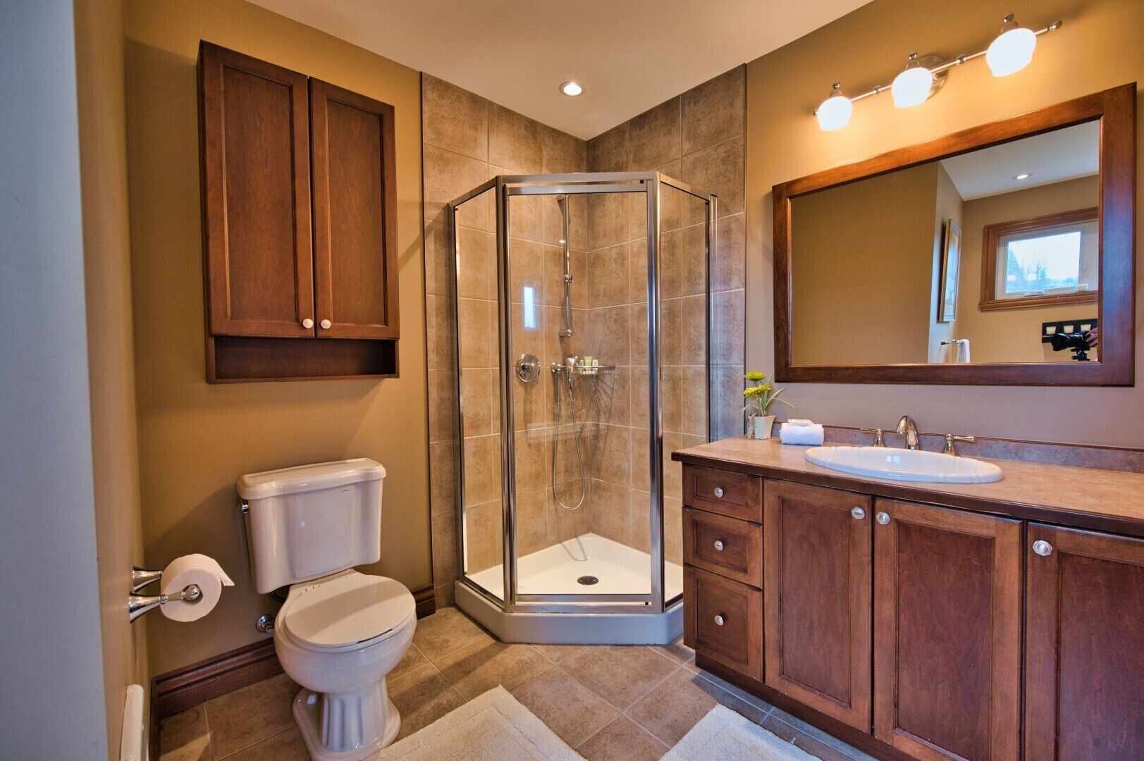Separate bathtub and shower, free toiletries, hair dryer, towels