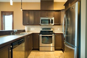 Full-size fridge, microwave, dishwasher, coffee/tea maker - Rabaska - RVMT (Mont-Tremblant)