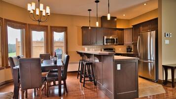 Full-size fridge, microwave, dishwasher, coffee/tea maker