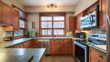 Les Eaux 201-02 | Private kitchen | Full-sized fridge, microwave, stovetop, dishwasher