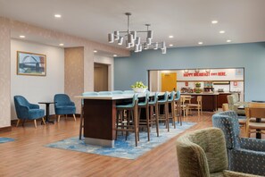 朝食 (フル ブレックファスト)、毎日提供 (無料)