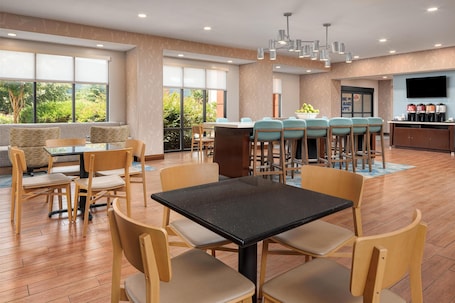 Desayuno completo incluido todos los días . Hampton Inn Kimball