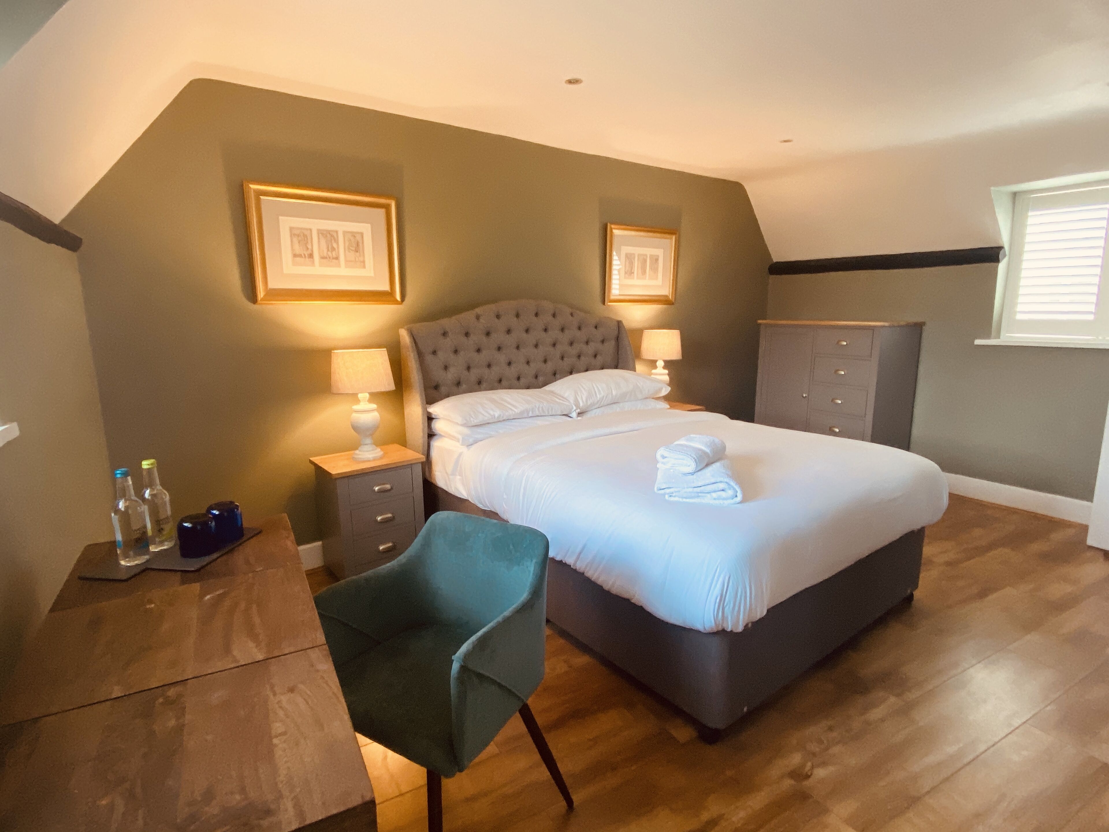 Bumble Cottage- Self Catering | Hypo-allergenic bedding, desk, free WiFi, bed sheets