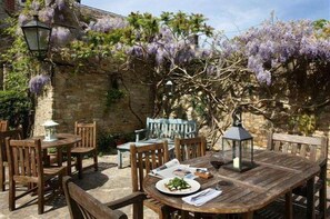 Outdoor dining - Burford House (Burford)