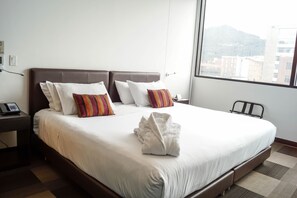 Habitación doble superior | Caja fuerte, decoración individual, mobiliario individual y escritorio