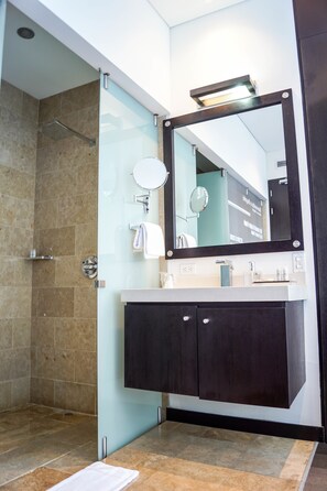 Habitación doble superior | Baño | Ducha, artículos de higiene personal gratuitos y toallas