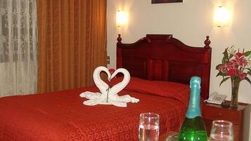 Brankas, meja kerja, tempat tidur lipat/tambahan, dan Wi-Fi gratis