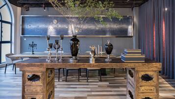 Lunch served, alfresco dining