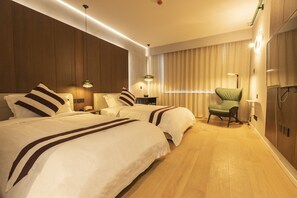 1 habitación, caja de seguridad en la habitación y escritorio 