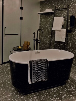 Deluxe Suite Garden View | Bathroom