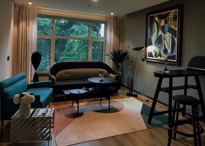 Deluxe-Suite, Gartenblick | 1 Schlafzimmer, Zimmersafe, Schreibtisch, Verdunkelungsvorhänge