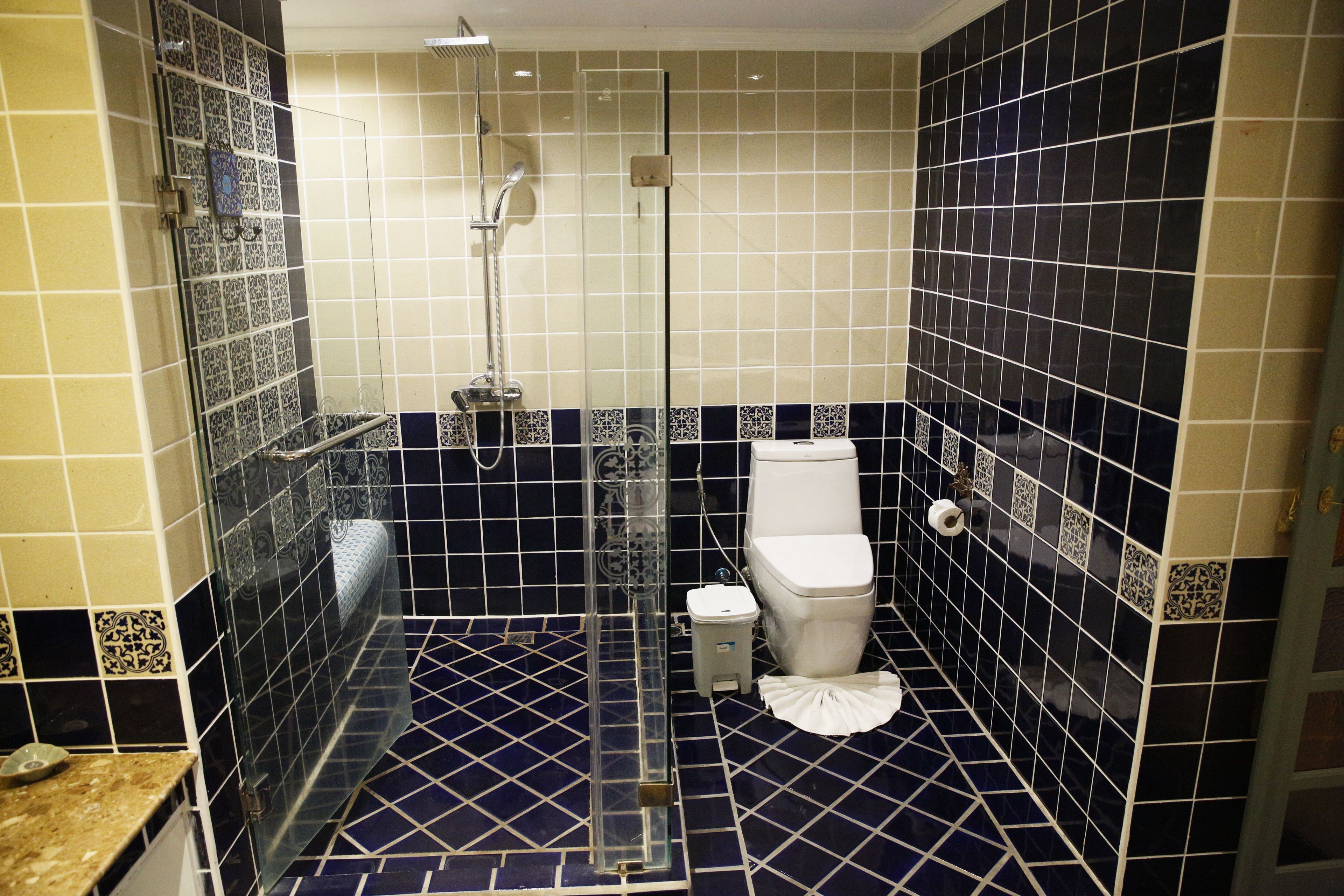 junior suite | bathroom | free toiletries, hair dryer, bathrobes, towels