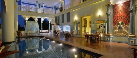 Inomhuspool och solstolar