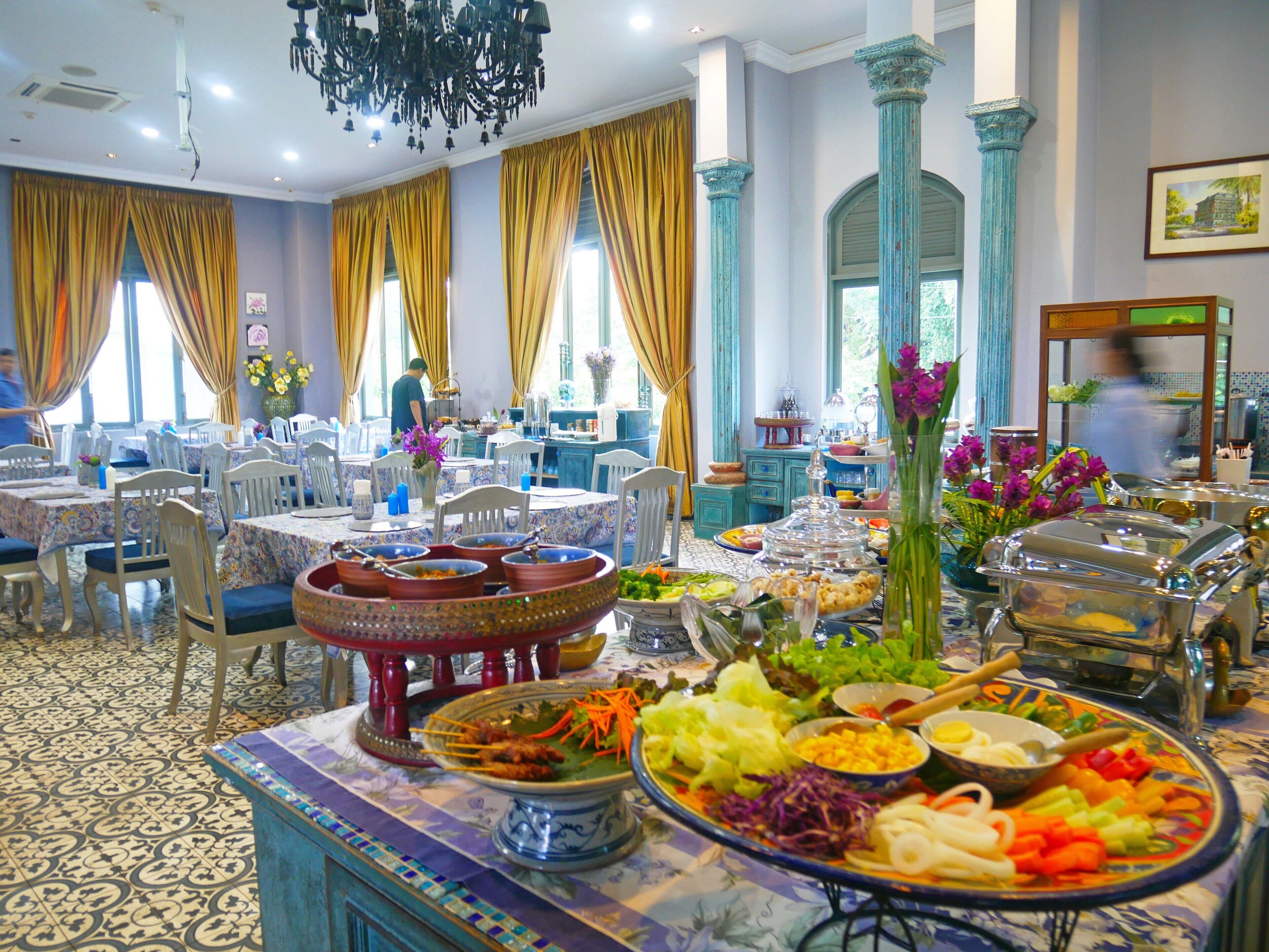 daily buffet breakfast (thb 250 per person)