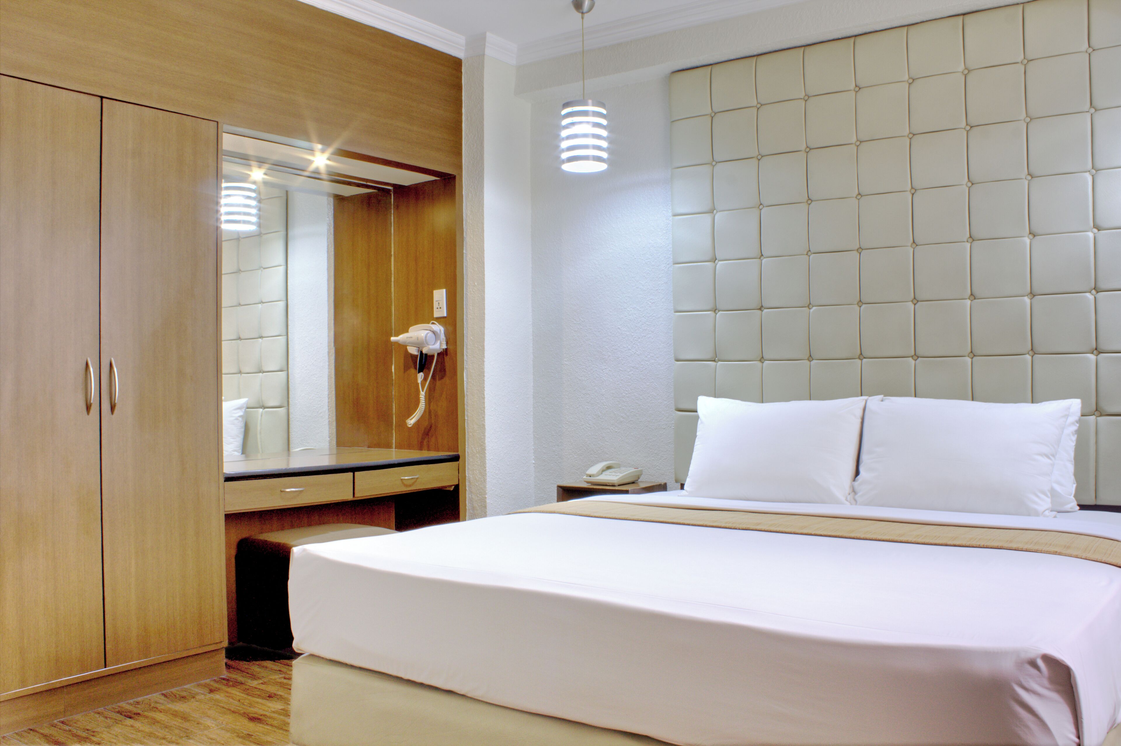 Executive King | Zimmersafe, Schreibtisch, laptopgeeigneter Arbeitsplatz