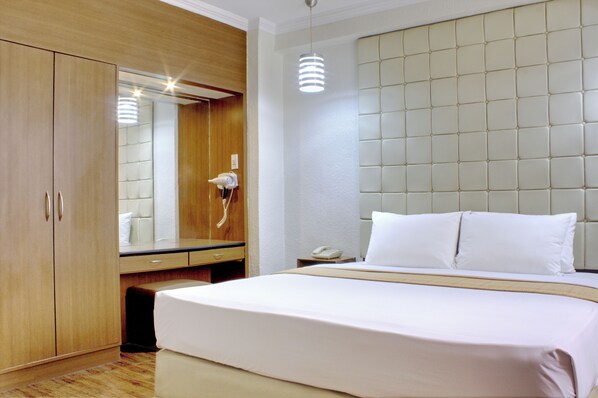 Executive King | Cofres nos quartos, escrivaninha, espaço de trabalho para notebook