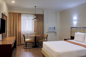 Deluxe Room, 1 Double Bed | 객실 내 금고, 책상, 노트북 작업 공간, 암막 커튼