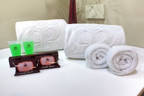 Artículos de tocador gratuitos, secador de pelo, bidet, toallas